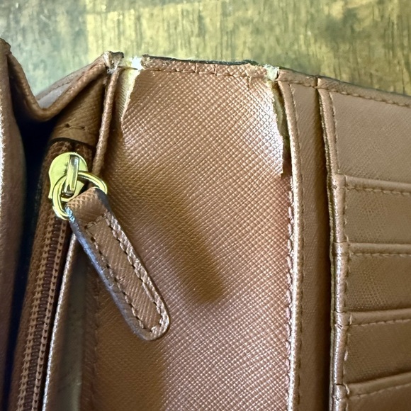 👜 Michael Kors Bi-Fold Wallet - Picture 4 of 6